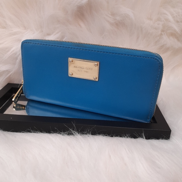 Michael Kors Handbags - Michael kors wallet